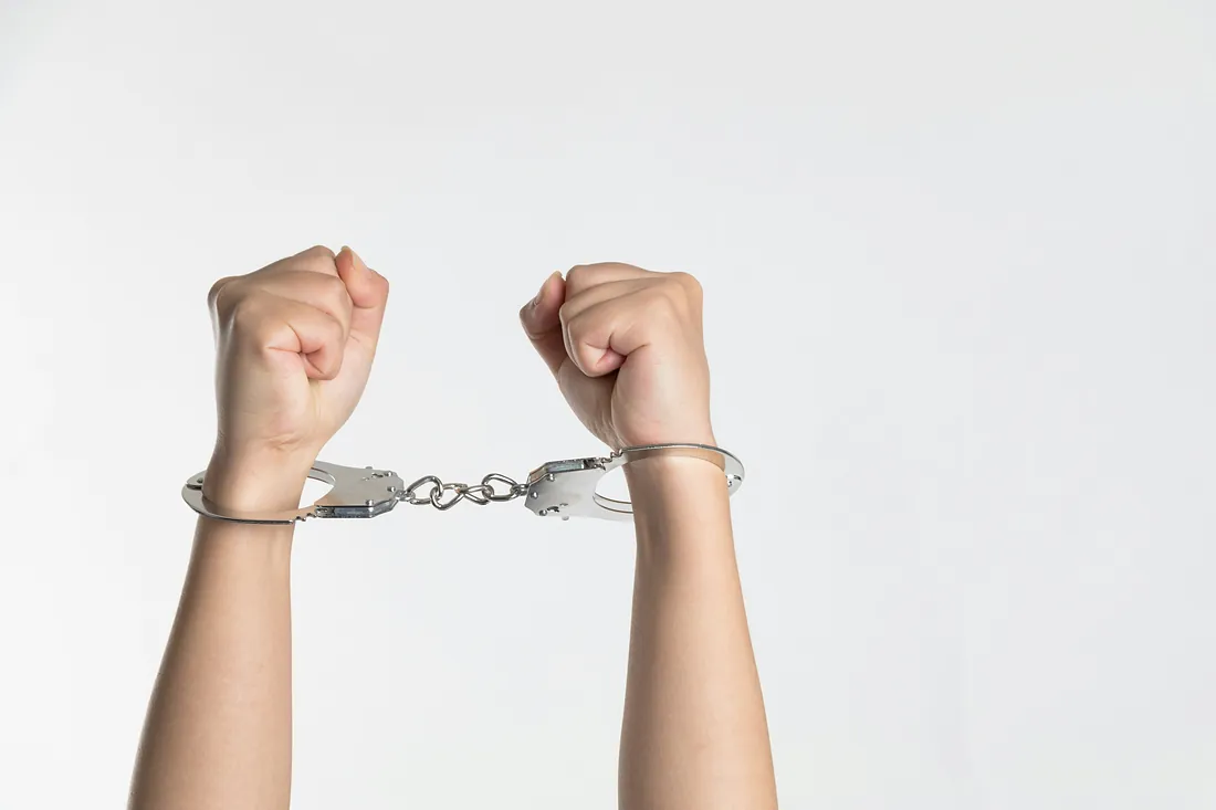 Maini in catuse - avocat drept penal