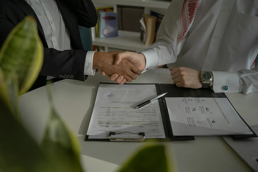 Strangere de mana deasupra unui contract - drept comercial Strangere de mana deasupra unui contract - drept comercial