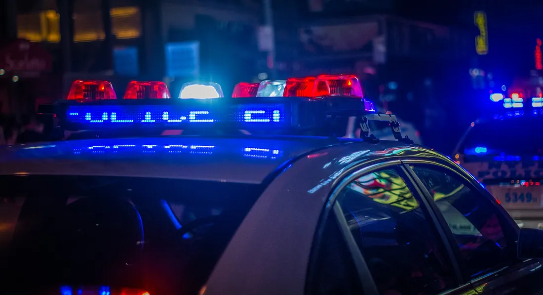 Masina de politie cu girofarul pornit - drept rutier Masina de politie cu girofarul pornit - drept rutier