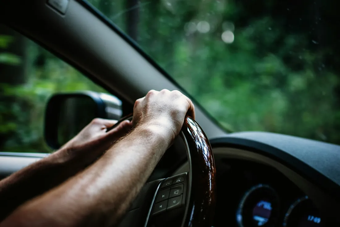 Sofer cu mainile pe volan - avocat permis auto Sofer cu mainile pe volan - avocat permis auto