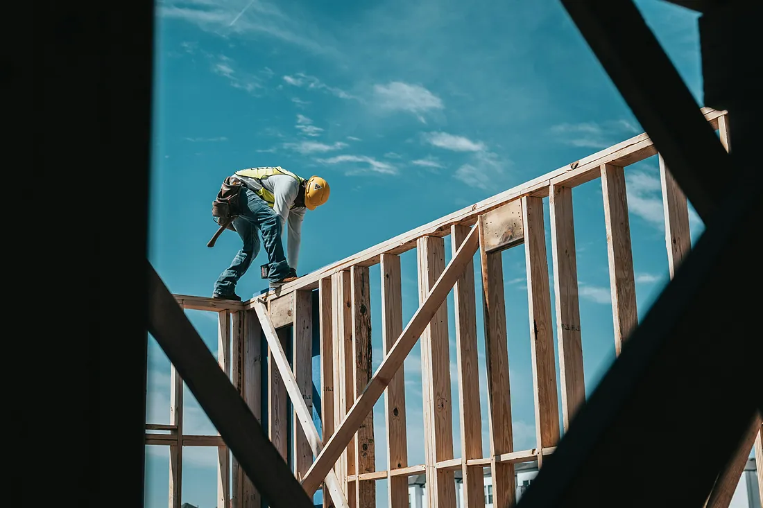 Muncitor pe un santier de constructii - relatii de munca Muncitor pe un santier de constructii - relatii de munca