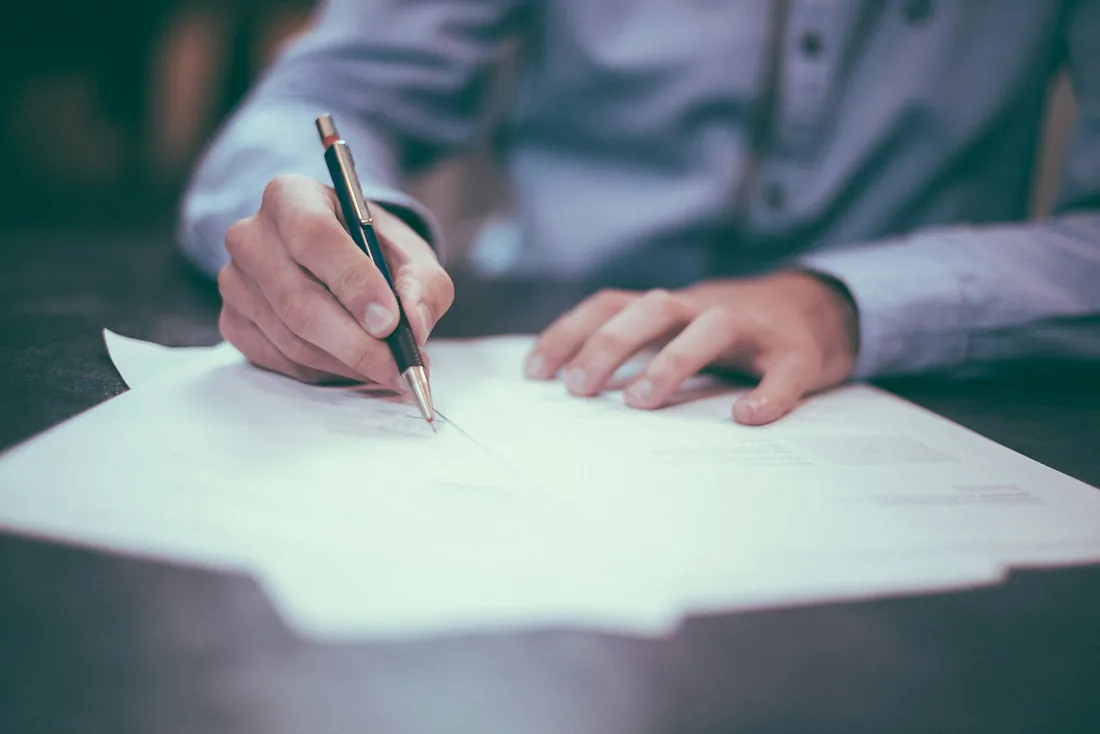 Persoana care semneaza un document - succesiuni si testament Persoana care semneaza un document - succesiuni si testament